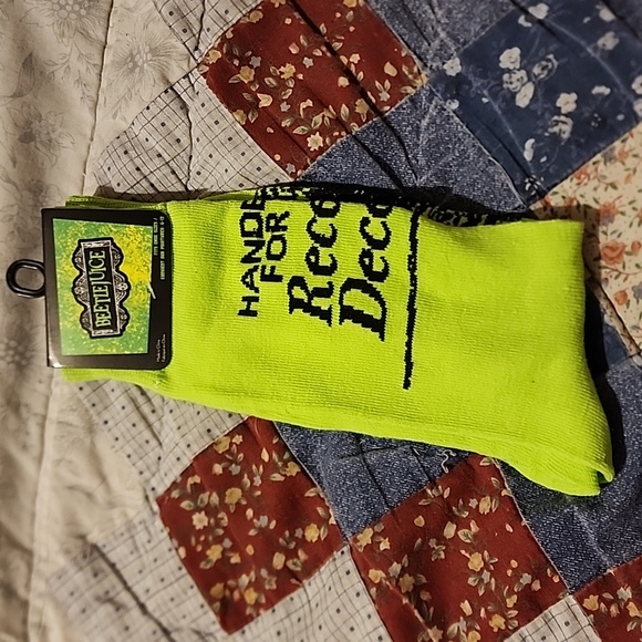 Beetlejuice Accessories - Beetlejuice Handbook For The Recently Deceased Crew Socks Size 6-12
